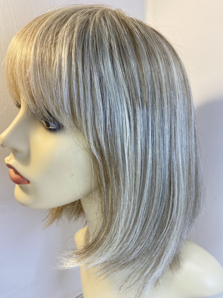 Blonde designer wig. Blms3365