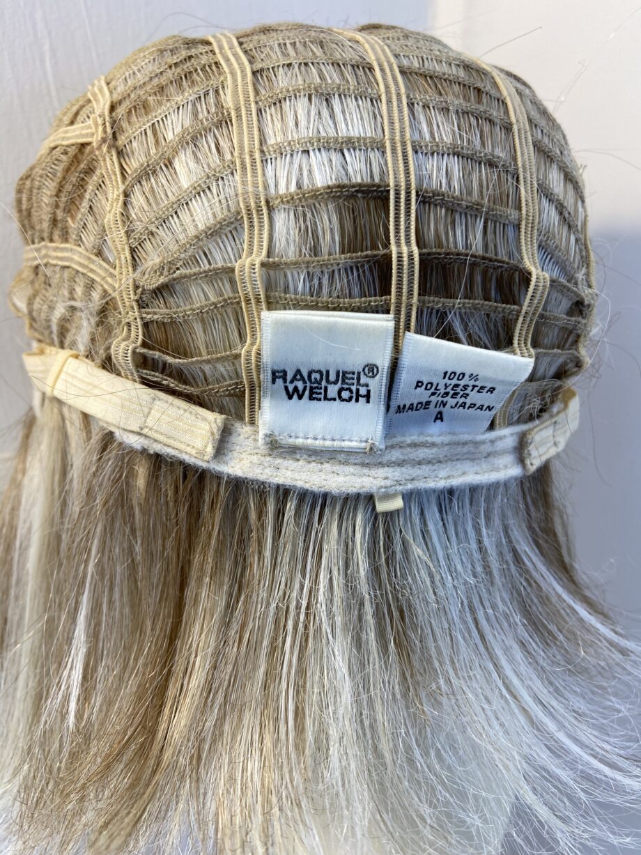 Blonde designer wig. Blms3365