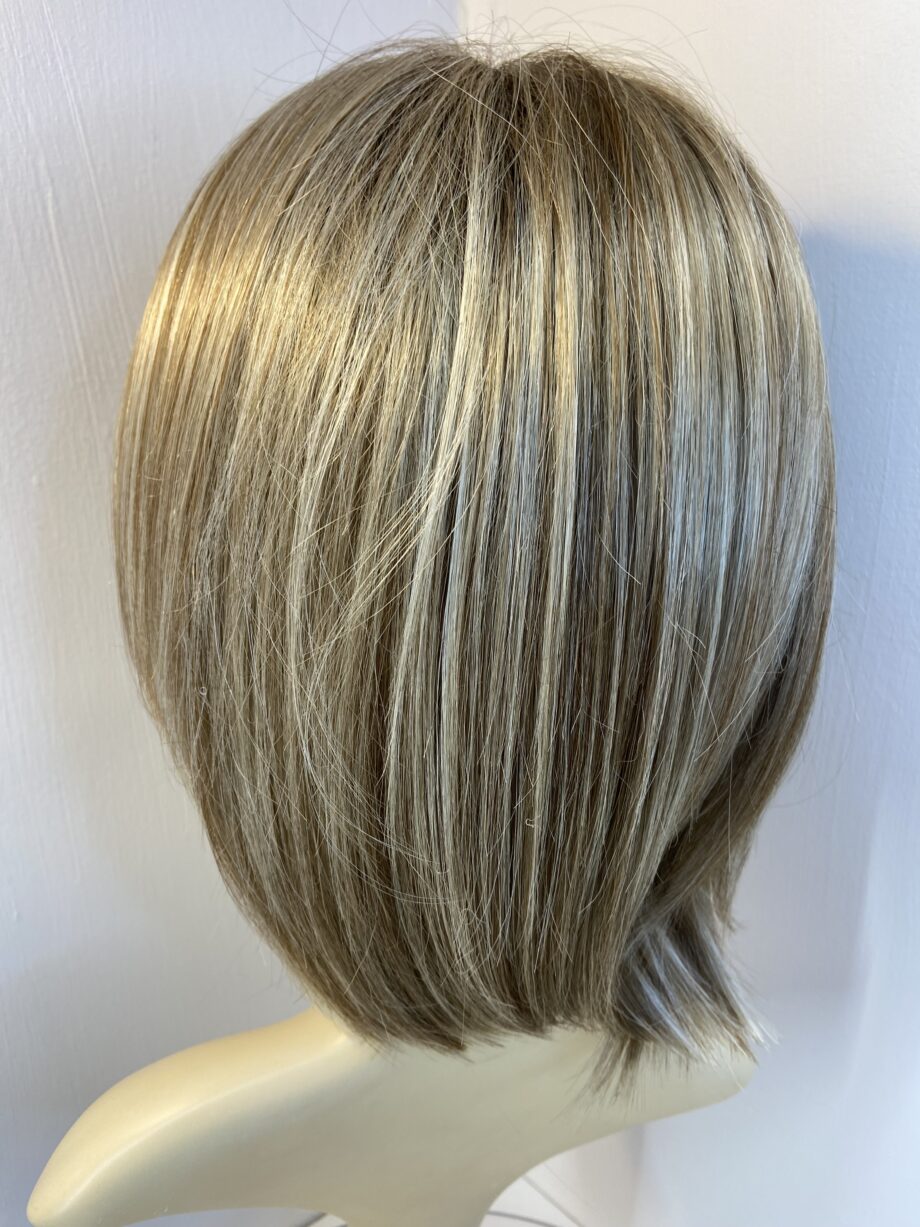 Noriko blonde rooted wig. Blms3367