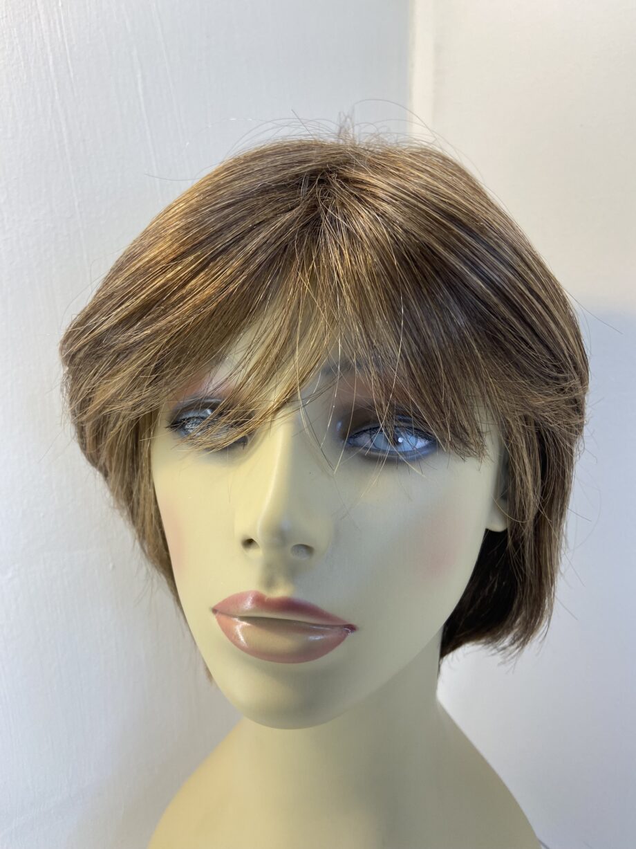 Beautiful soft brown short wig. Brss3371