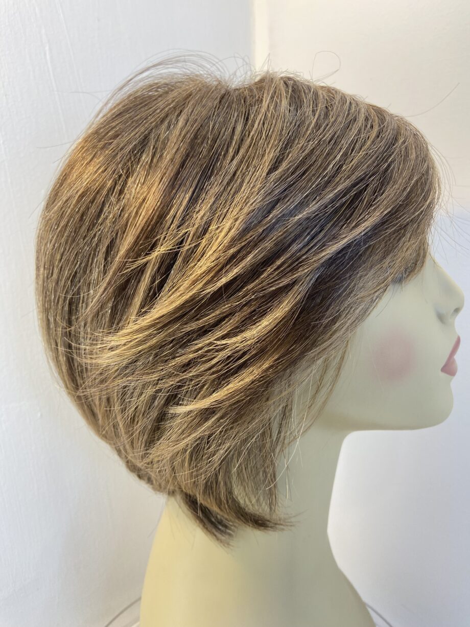 Beautiful soft brown short wig. Brss3371
