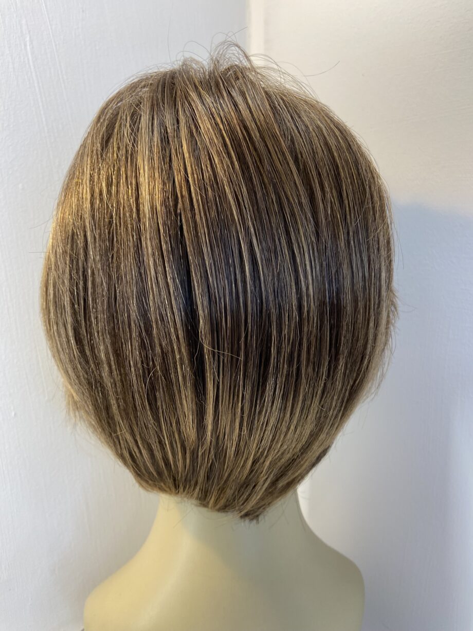 Beautiful soft brown short wig. Brss3371