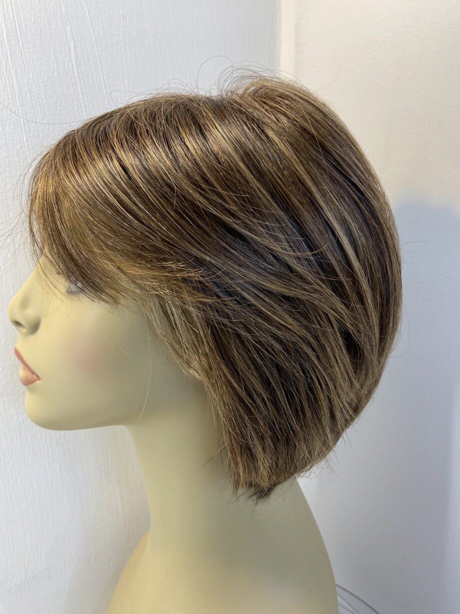 Beautiful soft brown short wig. Brss3371