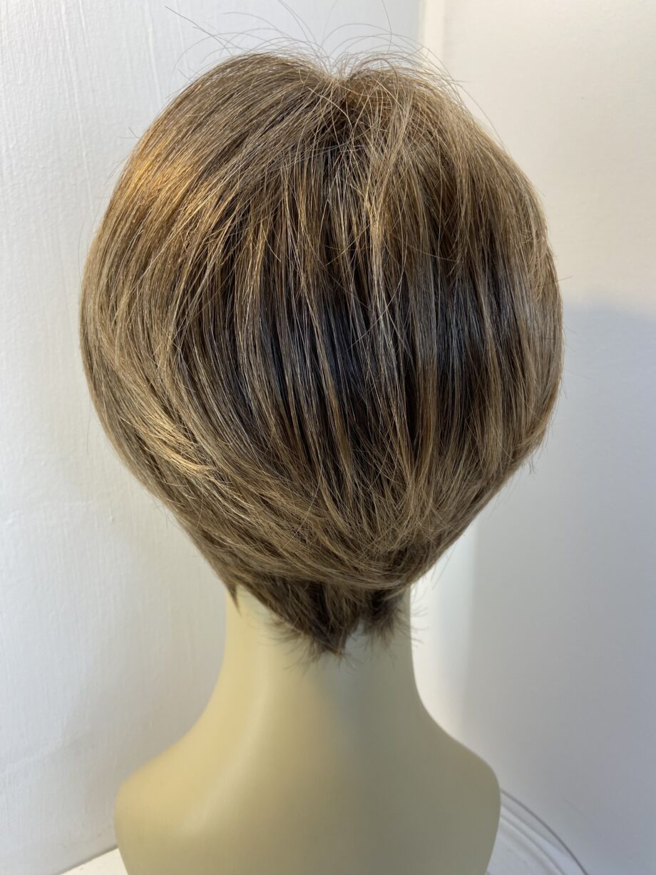 Stunning designer brown wig. Brss3372
