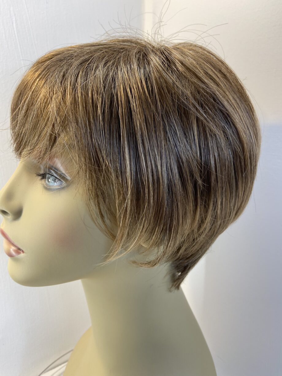 Stunning designer brown wig. Brss3372