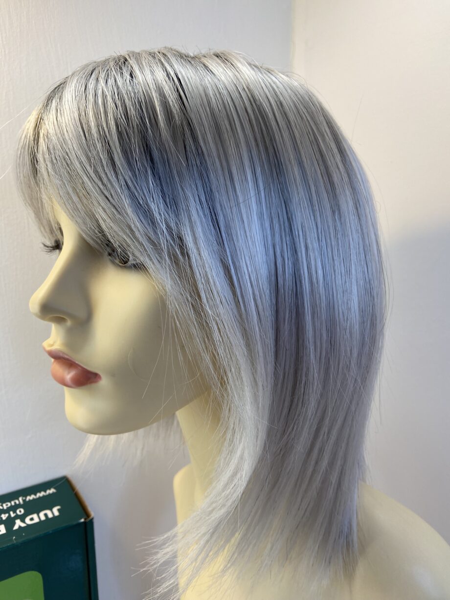 Silver rooted mid  lenght wig. Bgms682
