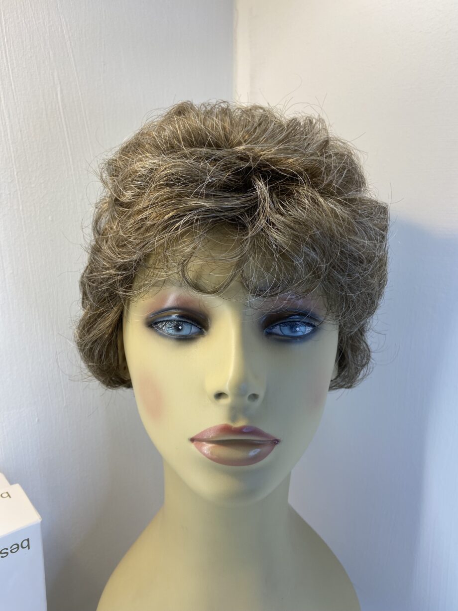 Beautiful boxed as new brown wig. Bbrsw689