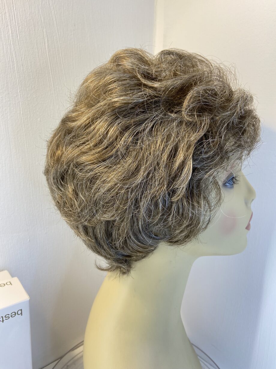 Beautiful boxed as new brown wig. Bbrsw689