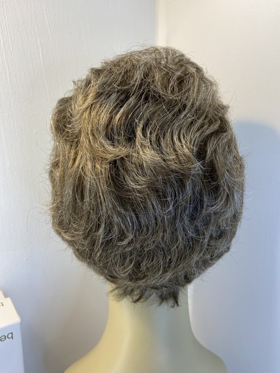 Beautiful boxed as new brown wig. Bbrsw689