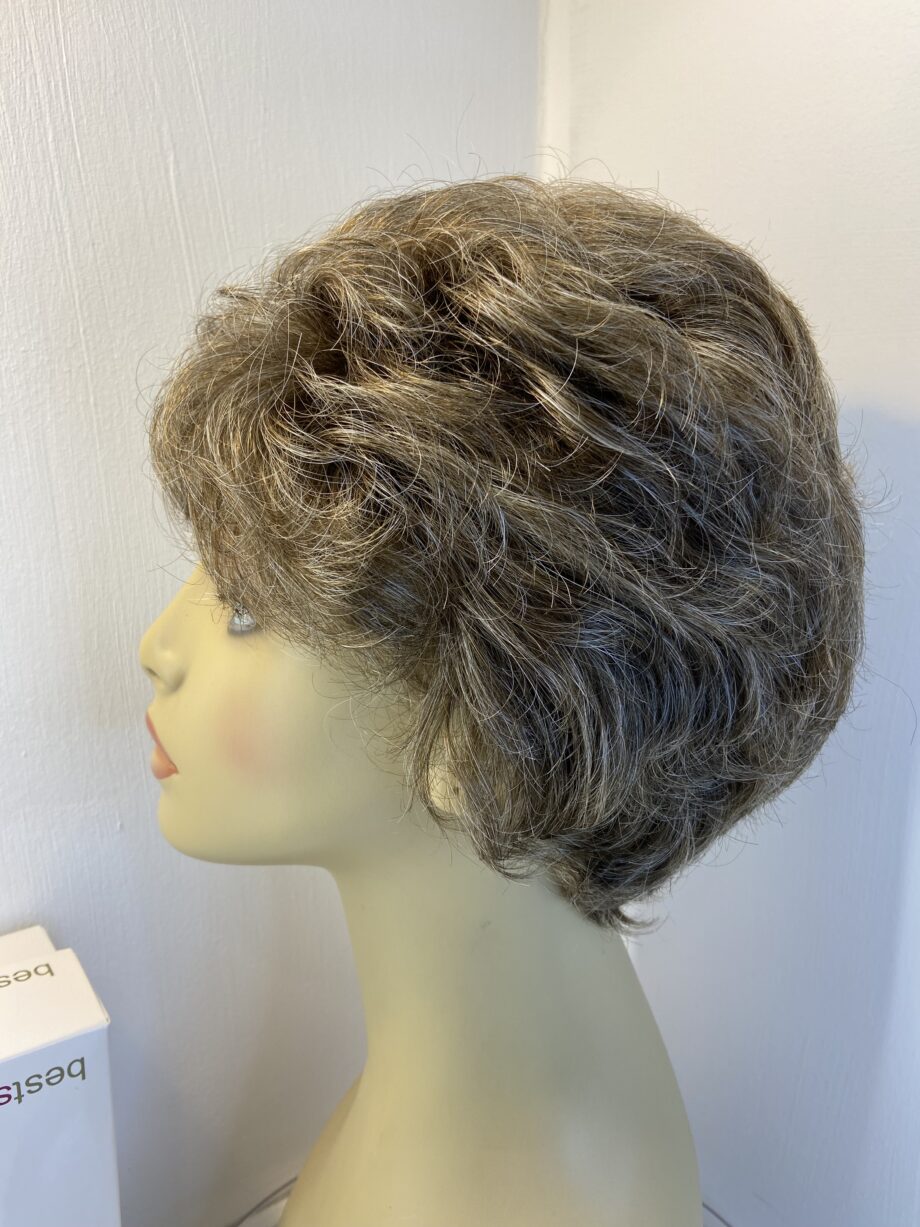 Beautiful boxed as new brown wig. Bbrsw689