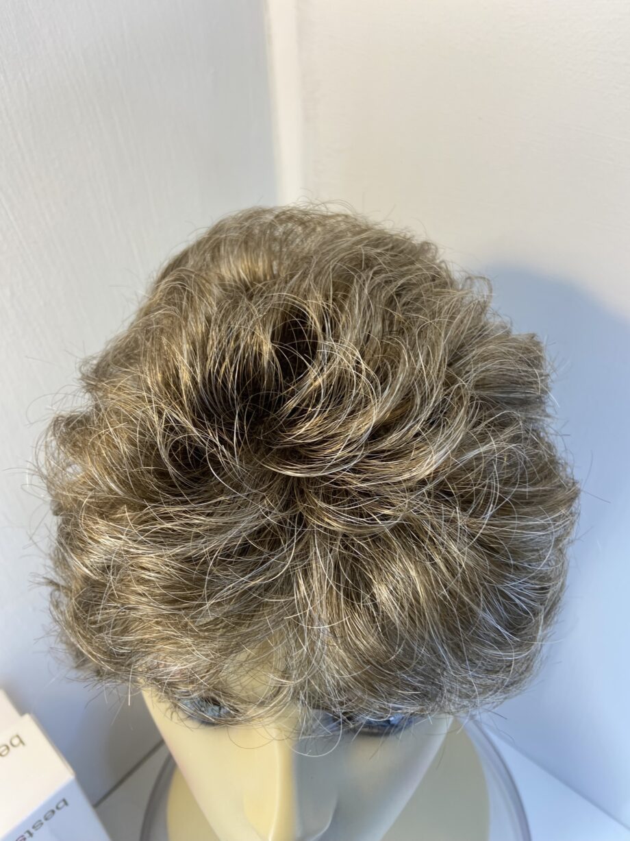 Beautiful boxed as new brown wig. Bbrsw689