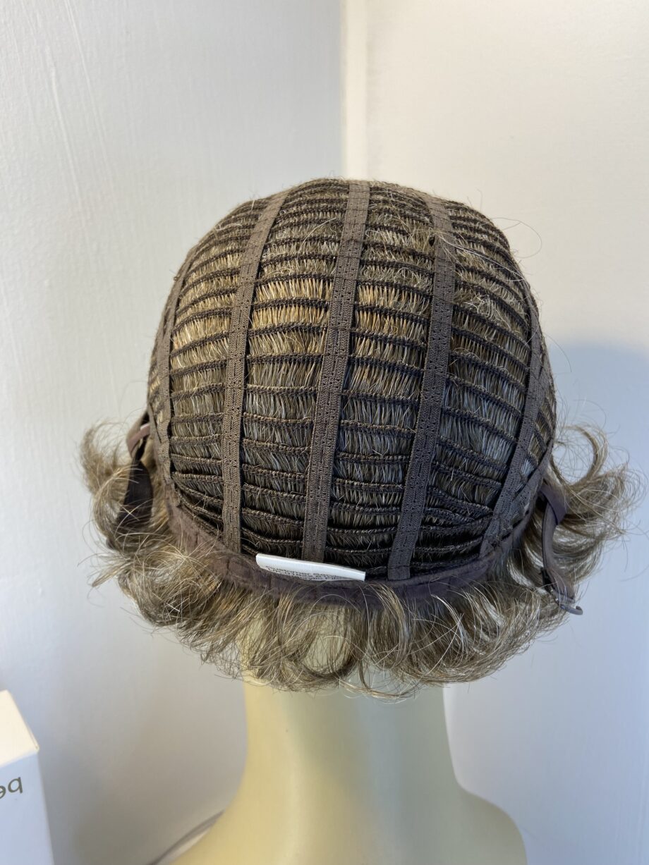 Beautiful boxed as new brown wig. Bbrsw689