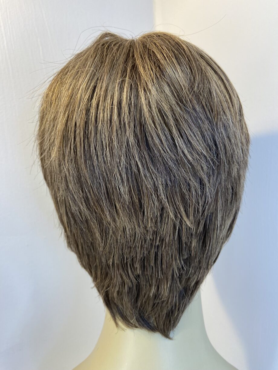 Lovely short brown wig. Bss5028