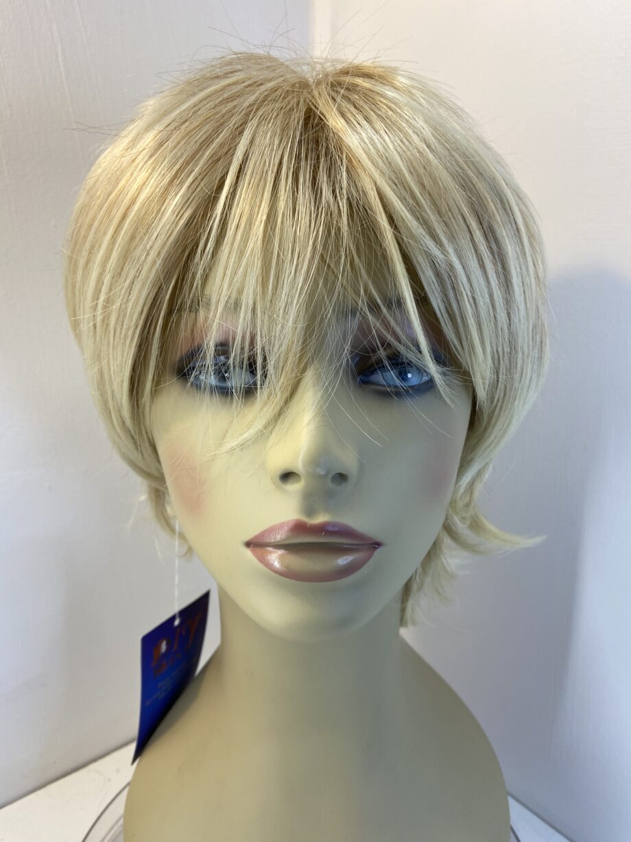 Beautiful blonde new wig. Blmw133