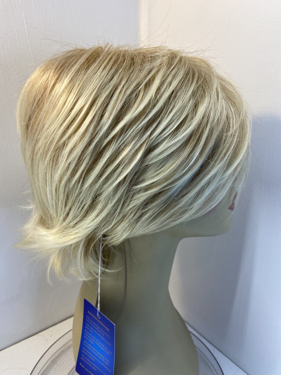 Beautiful blonde new wig. Blmw133