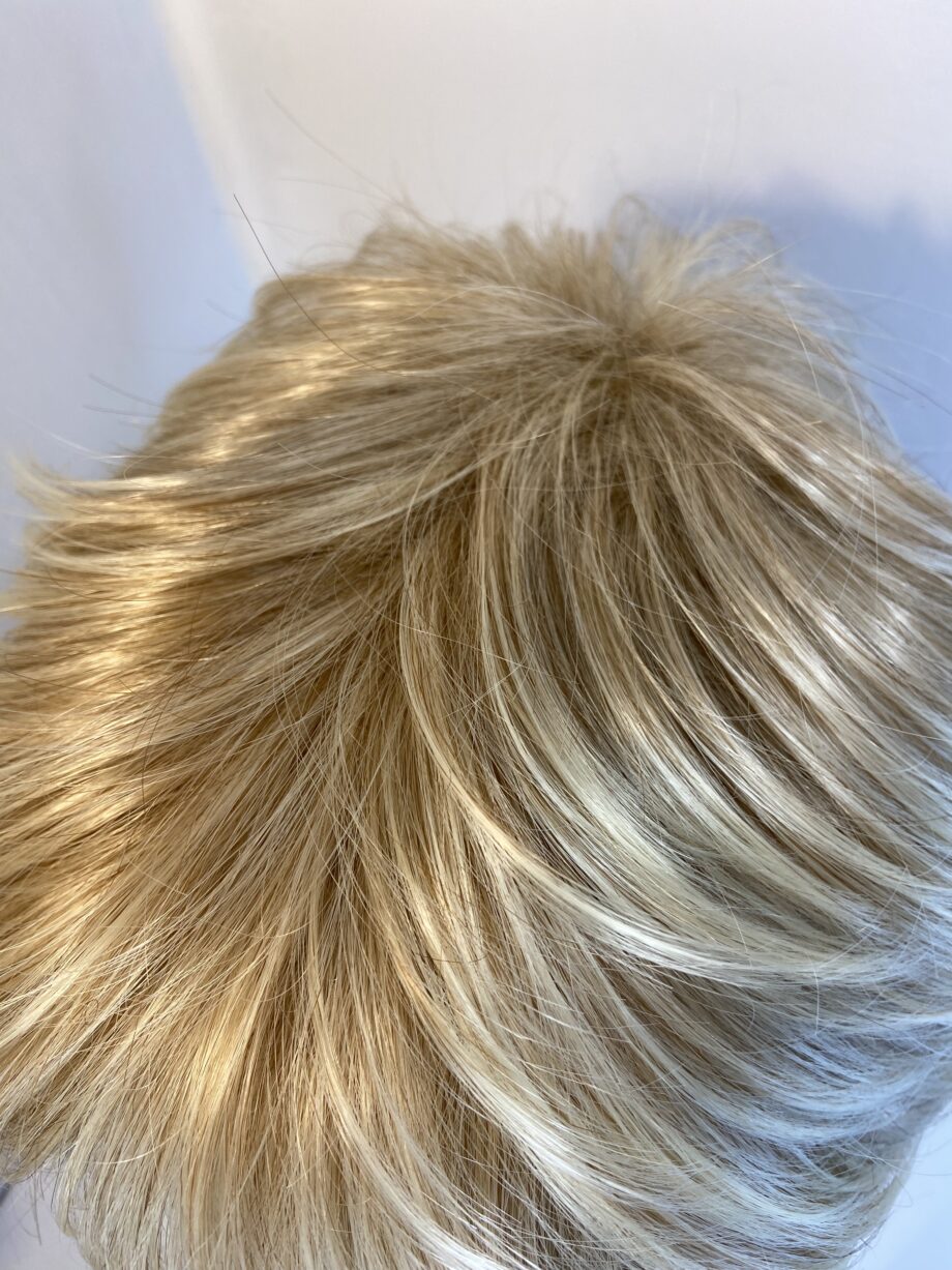 Beautiful blonde new wig. Blmw133