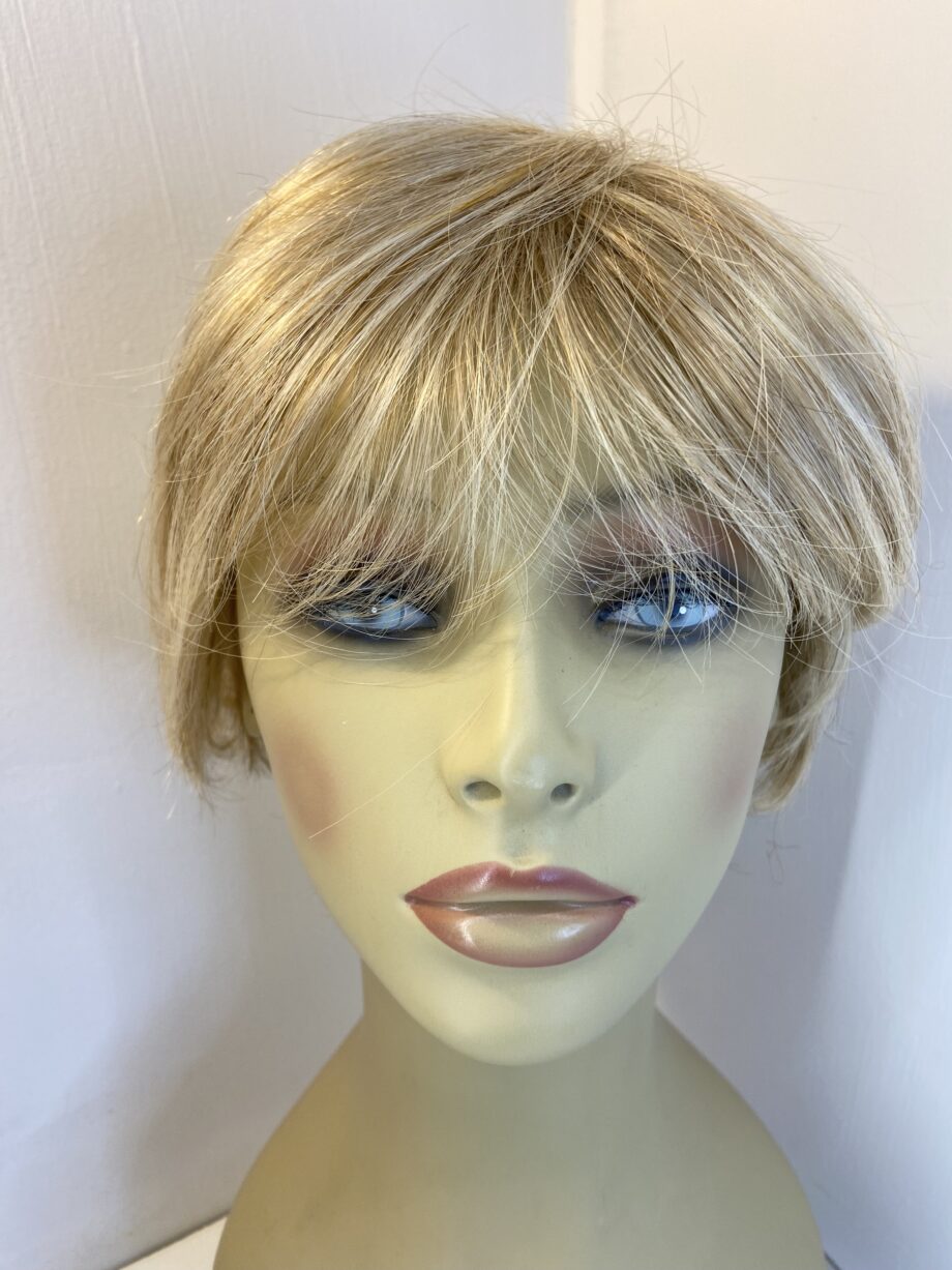 Stylish blonde wig. Blms138