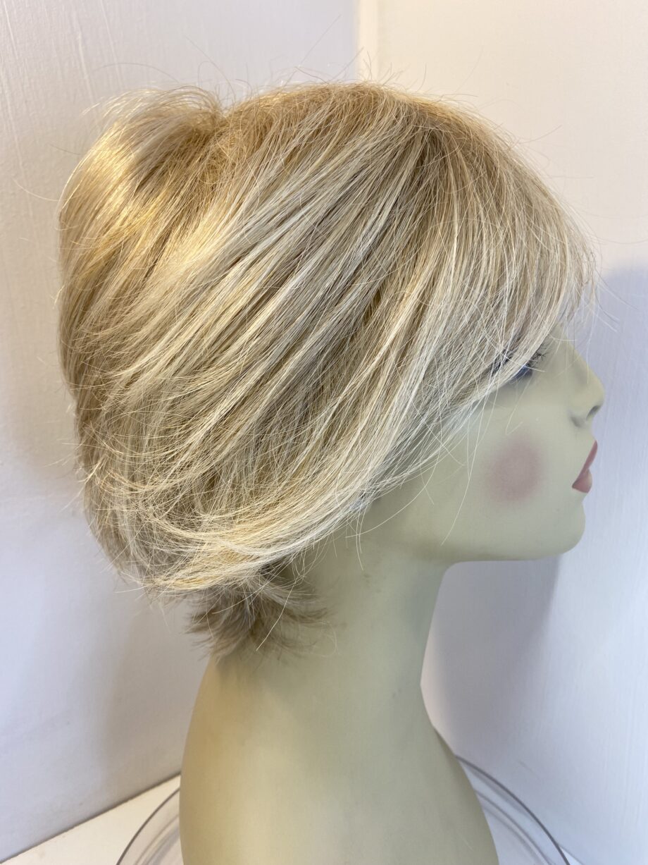 Stylish blonde wig. Blms138