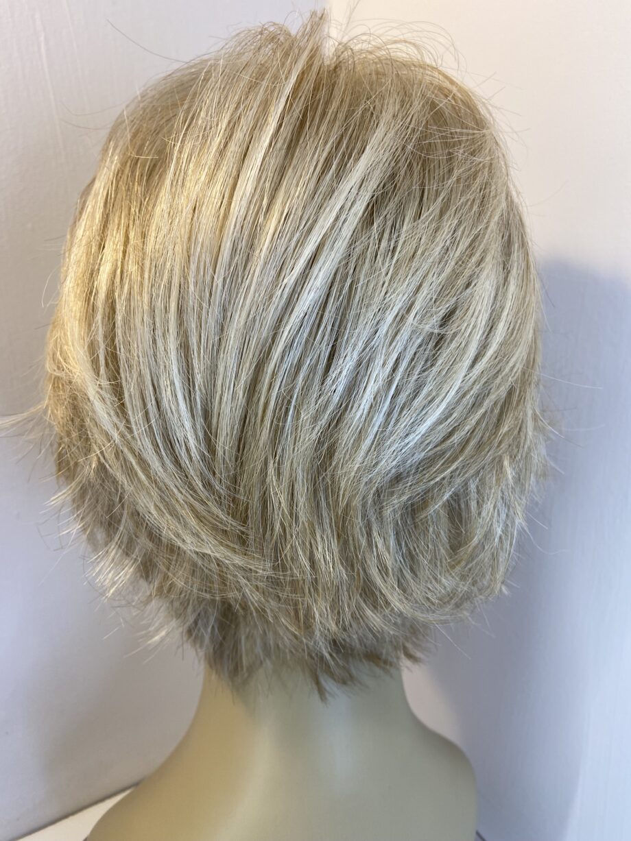 Stylish blonde wig. Blms138