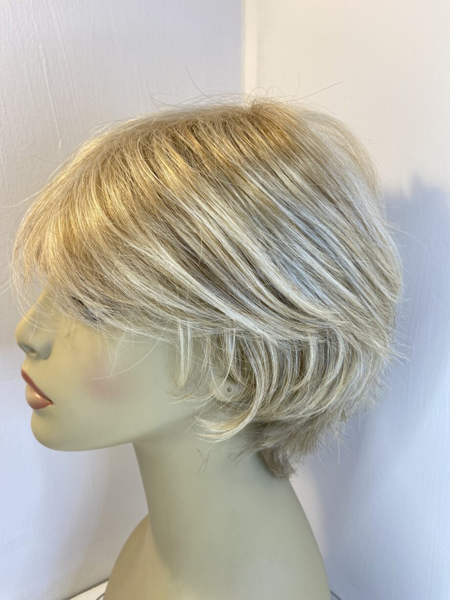 Stylish blonde wig. Blms138