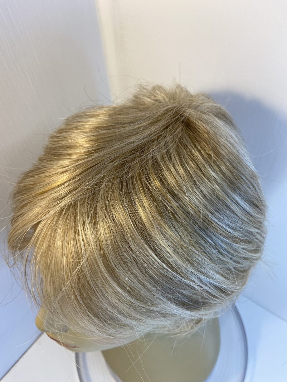 Stylish blonde wig. Blms138