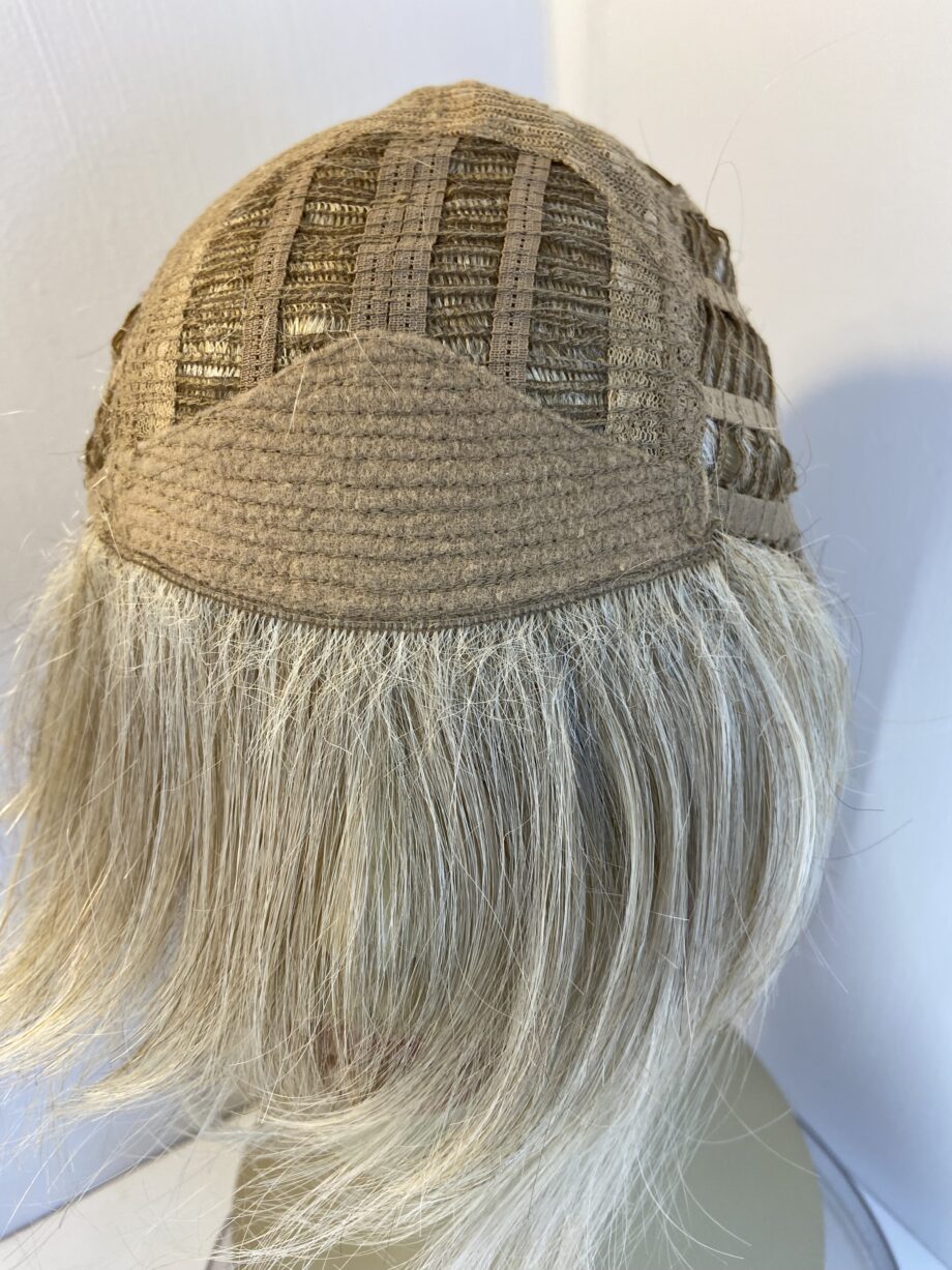 Stylish blonde wig. Blms138