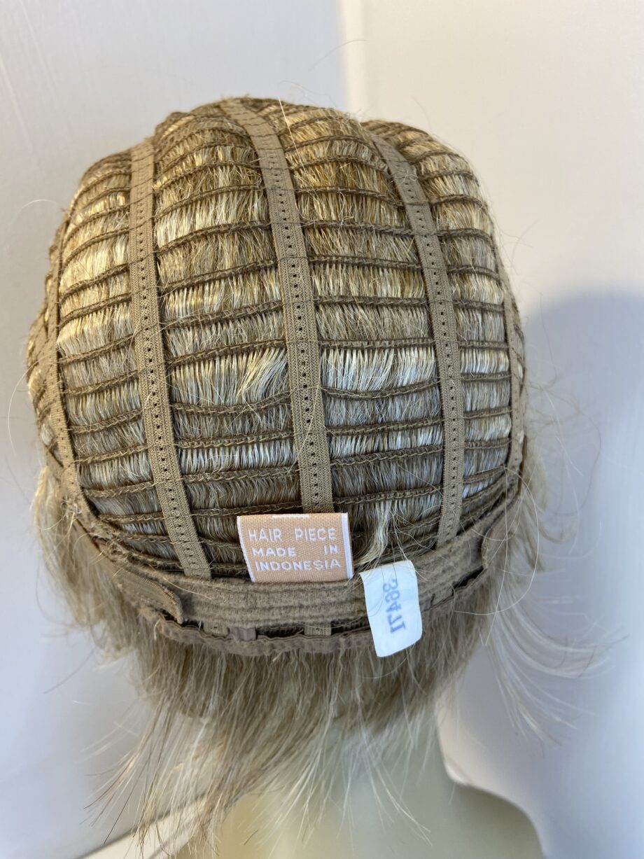 Stylish blonde wig. Blms138