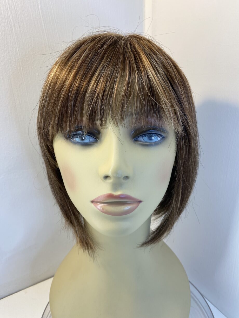 Shiny brown highlighted wig. Brms3388