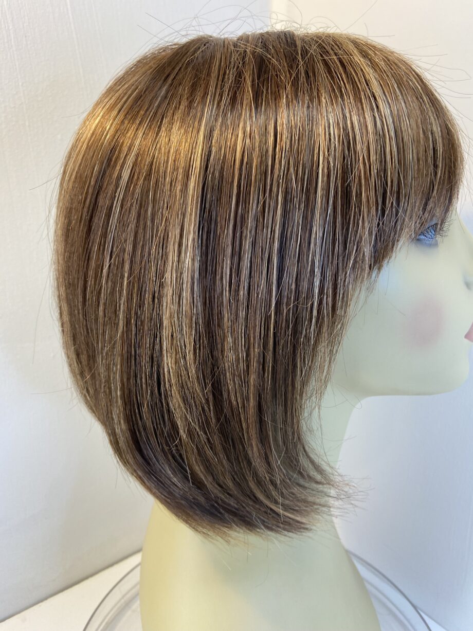 Shiny brown highlighted wig. Brms3388