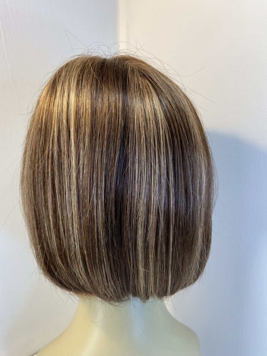 Shiny brown highlighted wig. Brms3388