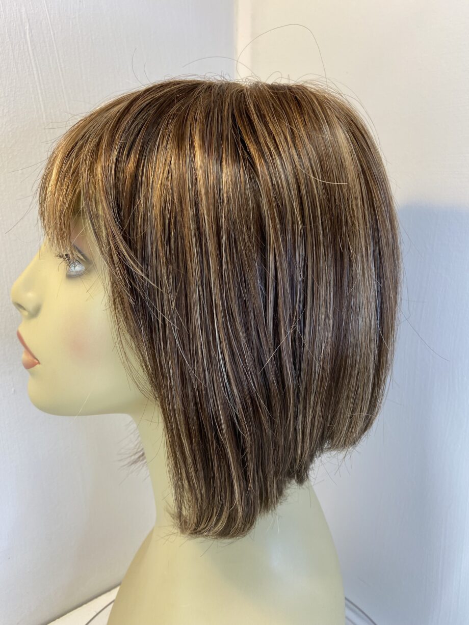 Shiny brown highlighted wig. Brms3388