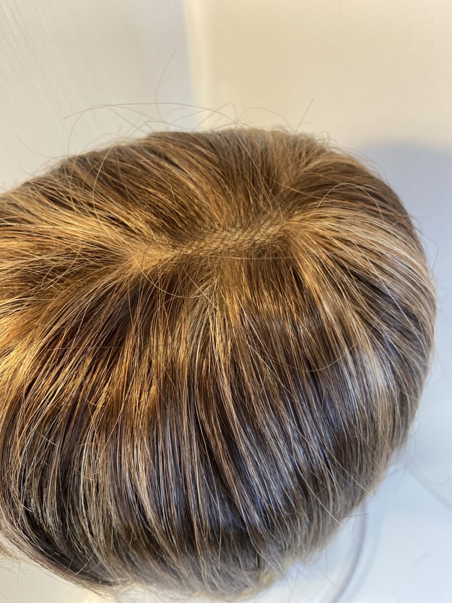 Shiny brown highlighted wig. Brms3388