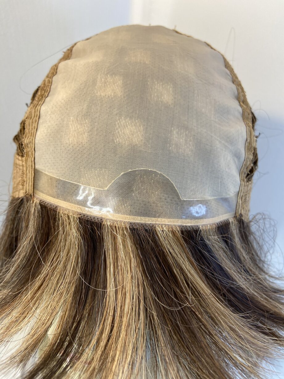 Shiny brown highlighted wig. Brms3388