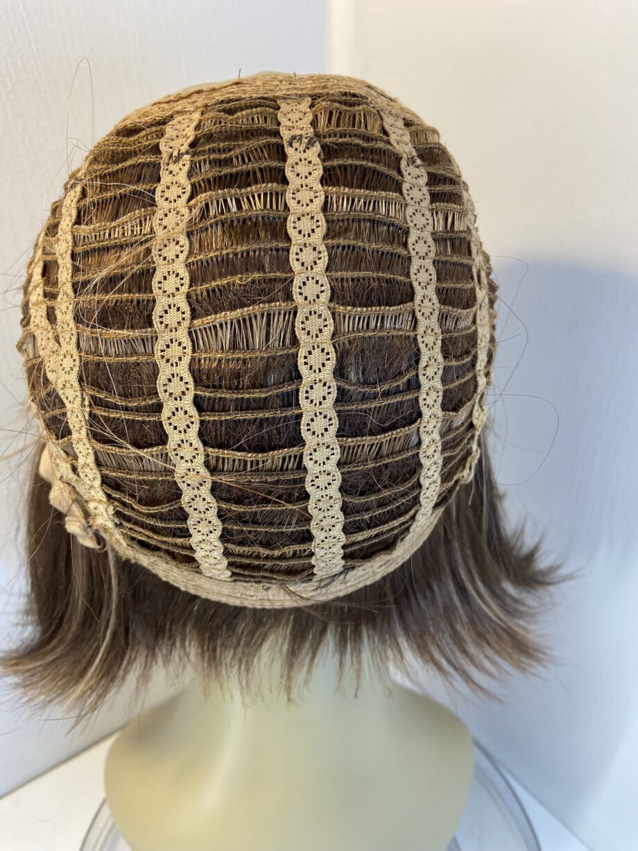 Shiny brown highlighted wig. Brms3388