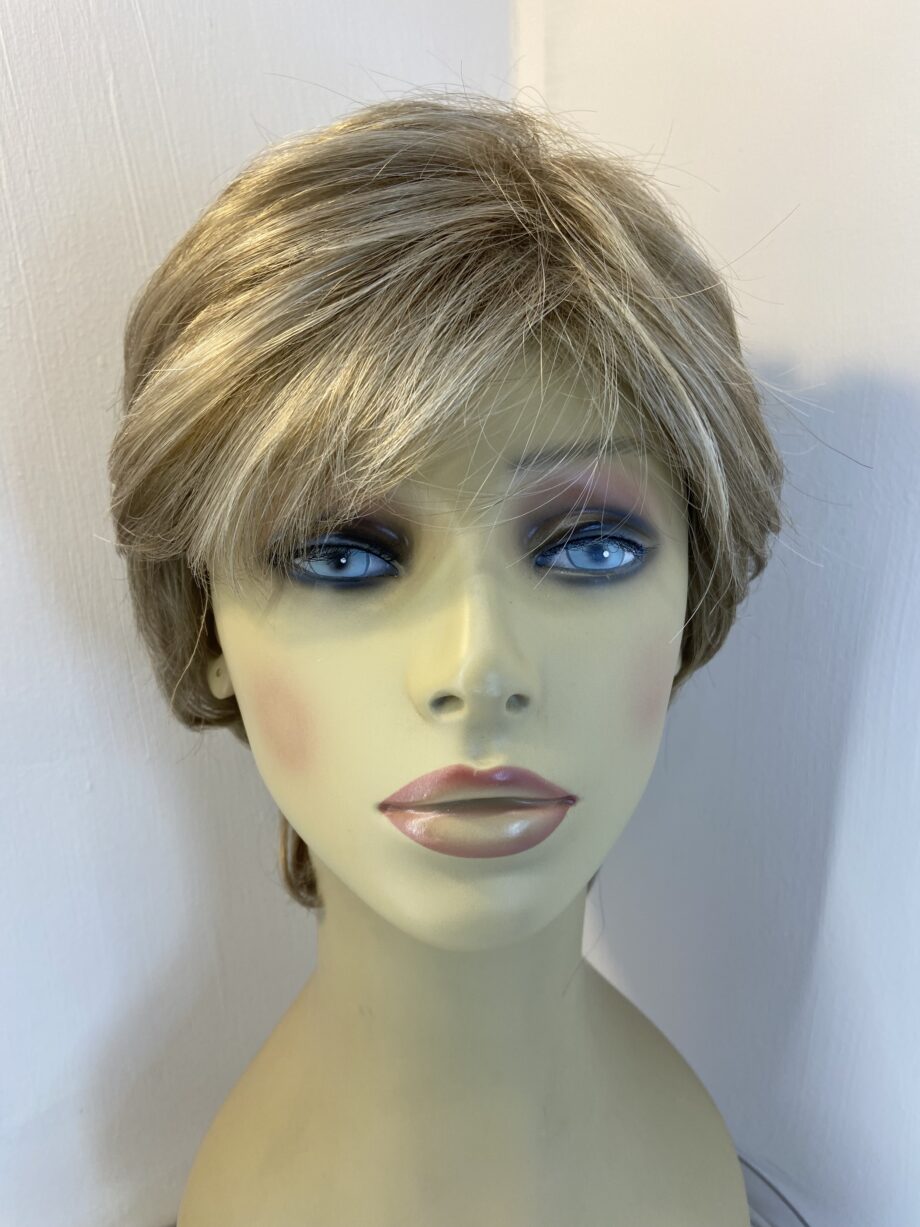Short blonde wig. Blss147