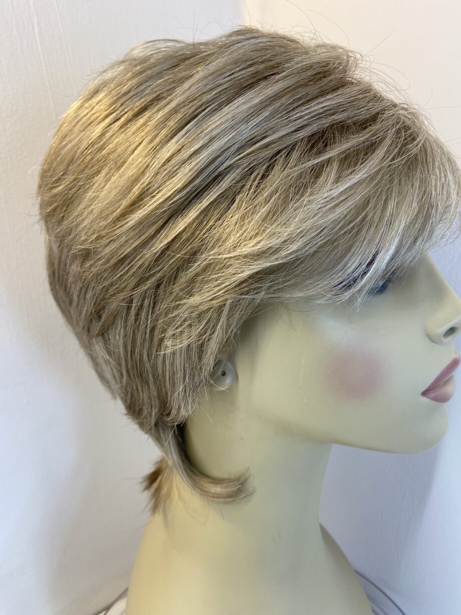Short blonde wig. Blss147