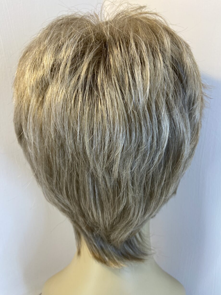 Short blonde wig. Blss147