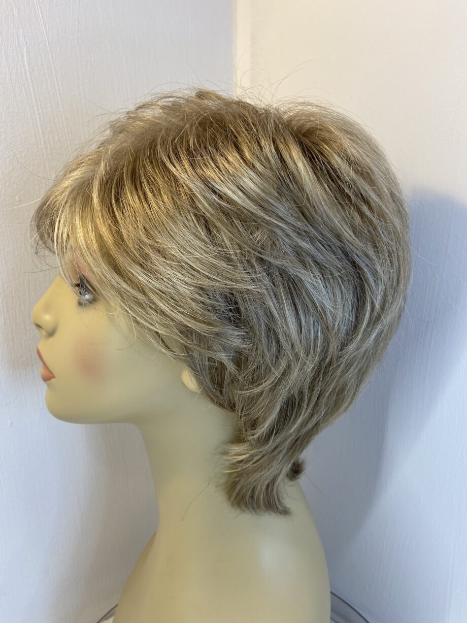Short blonde wig. Blss147