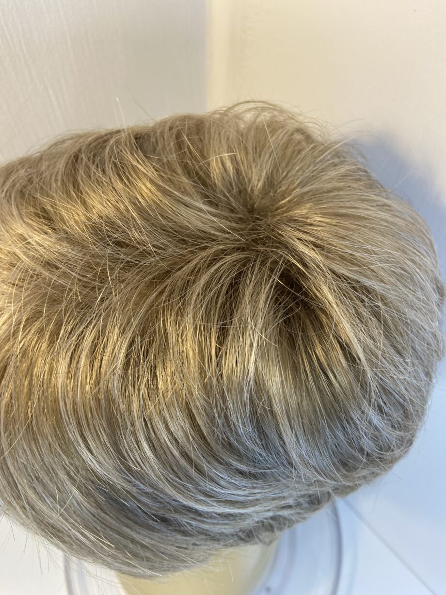 Short blonde wig. Blss147