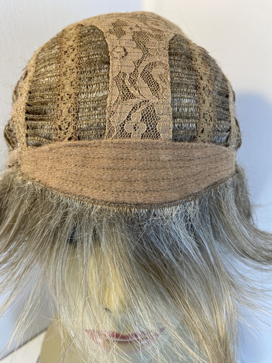 Short blonde wig. Blss147