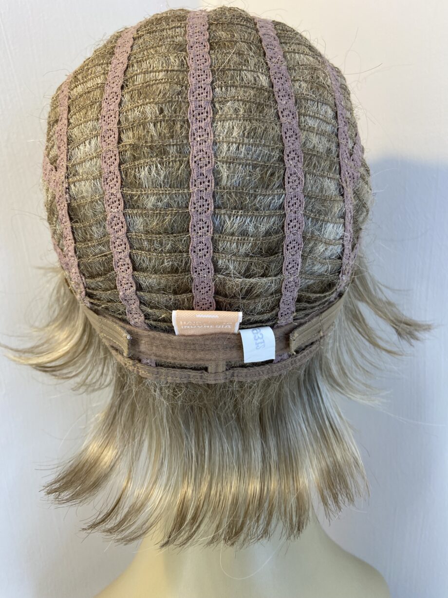 Short blonde wig. Blss147