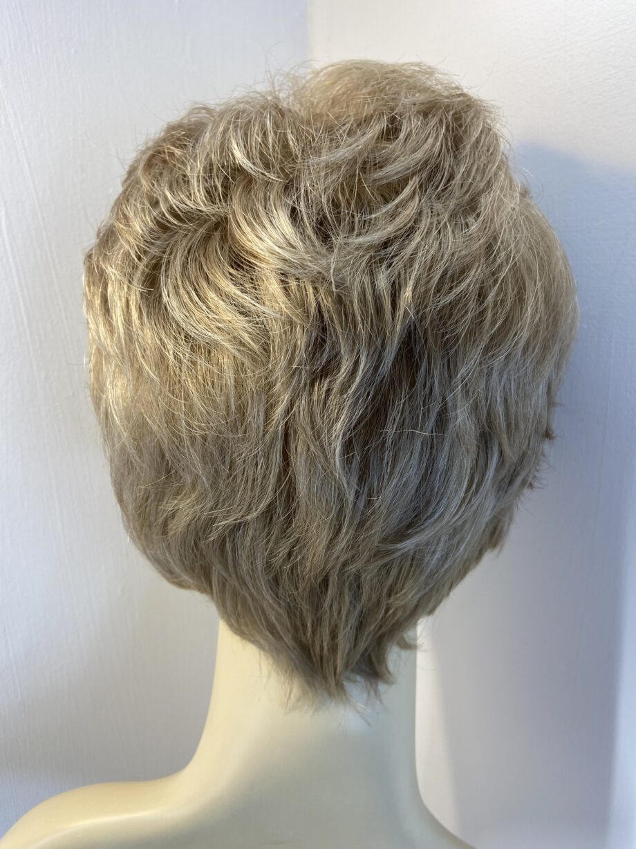 Short blonde wig.  Blss148
