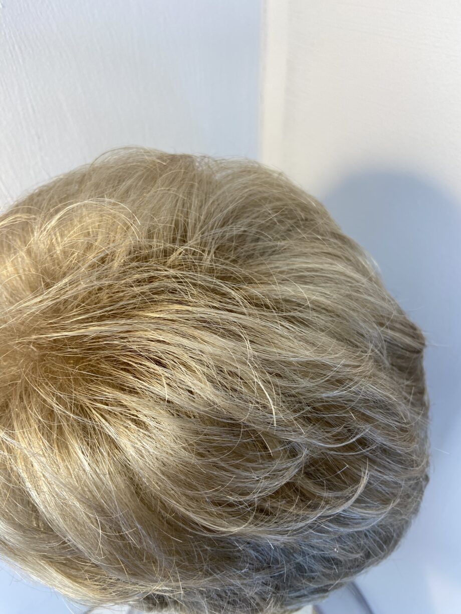 Short blonde wig.  Blss148