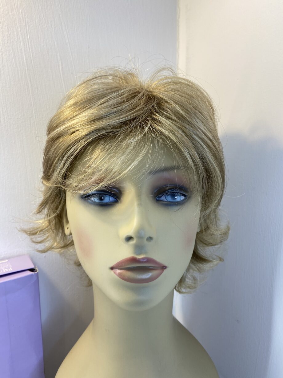 Blonde boxed beautiful wig. Bblmw695