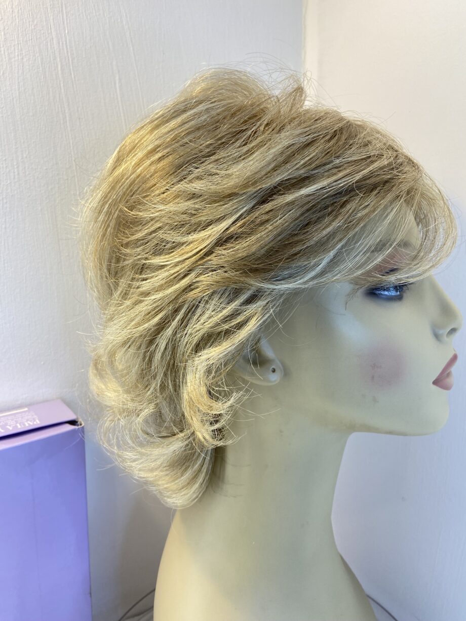 Blonde boxed beautiful wig. Bblmw695