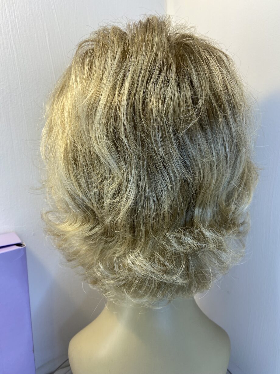 Blonde boxed beautiful wig. Bblmw695
