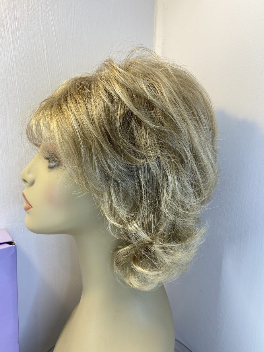 Blonde boxed beautiful wig. Bblmw695