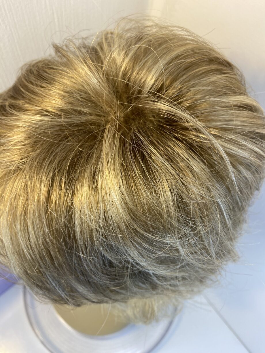 Blonde boxed beautiful wig. Bblmw695