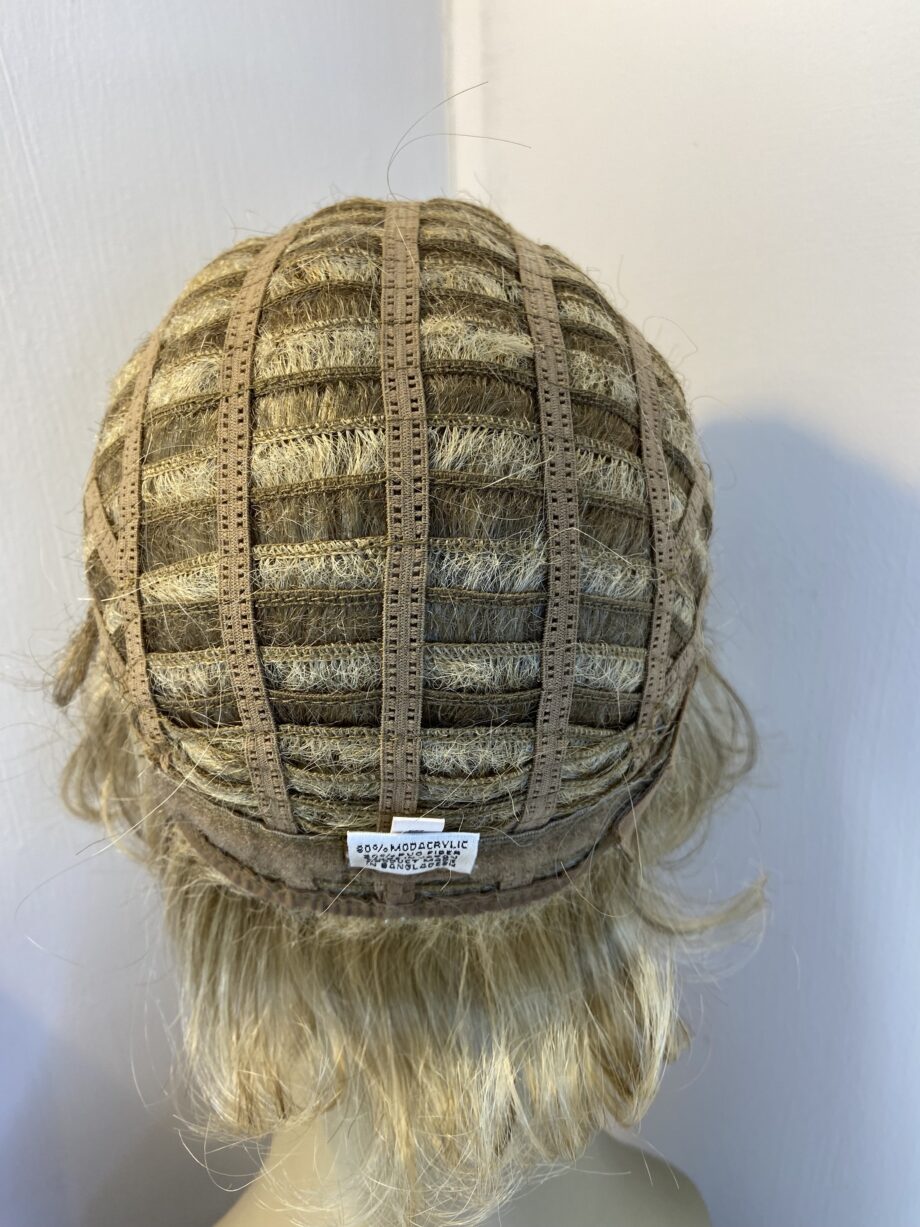 Blonde boxed beautiful wig. Bblmw695
