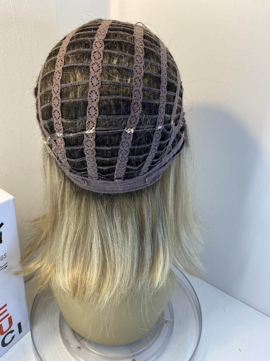 Rooted blonde wig. Bblls701
